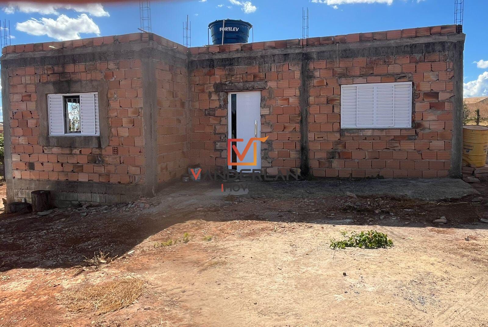 Casa três quartos - Vanderlan Imóveis