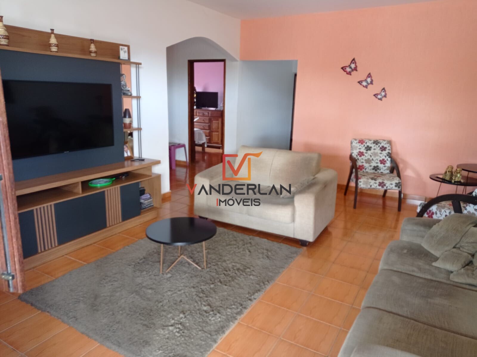 Casa três quartos com quintal - Vanderlan Imóveis