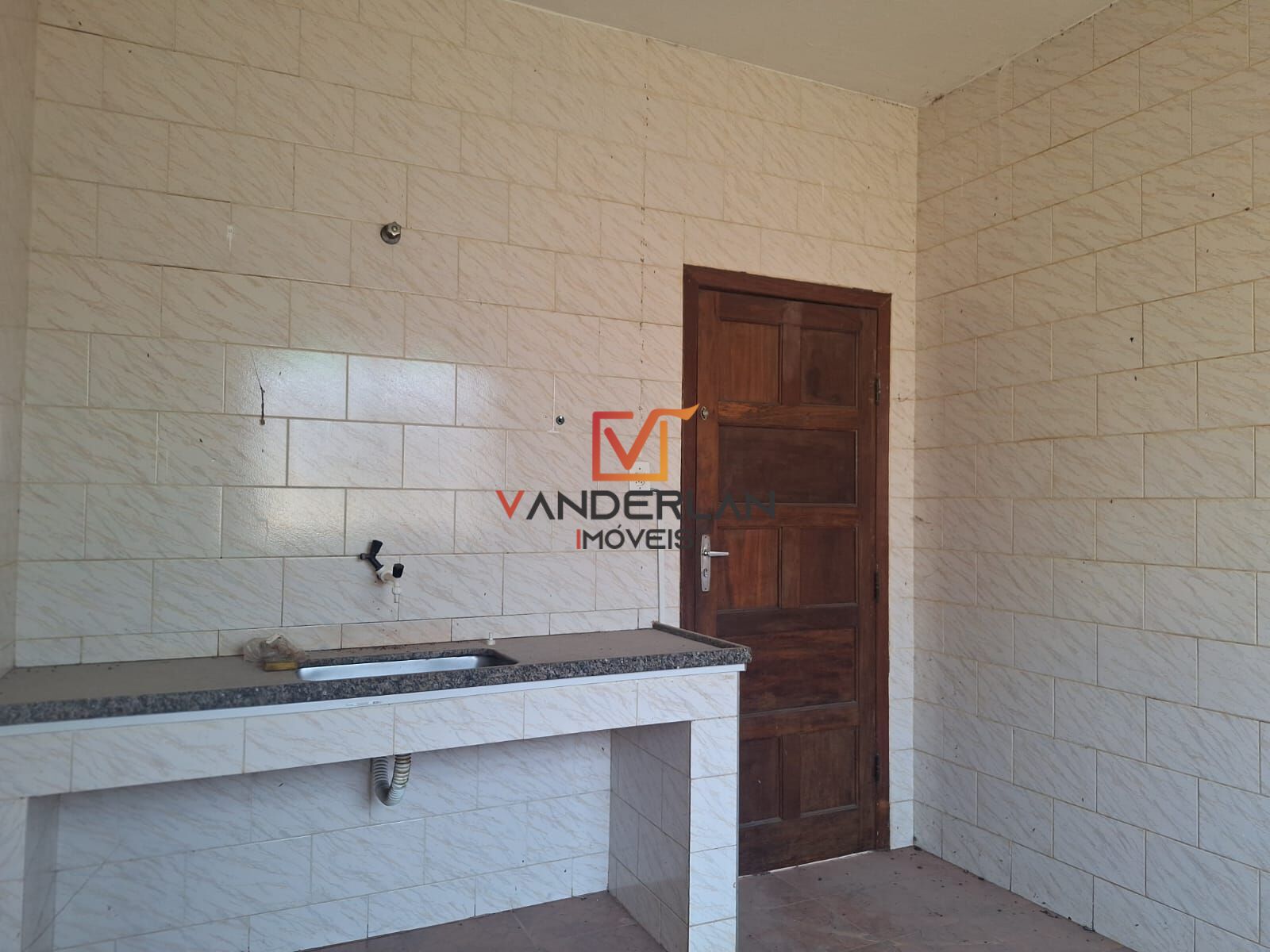 Casa três quartos com quintal - Vanderlan Imóveis