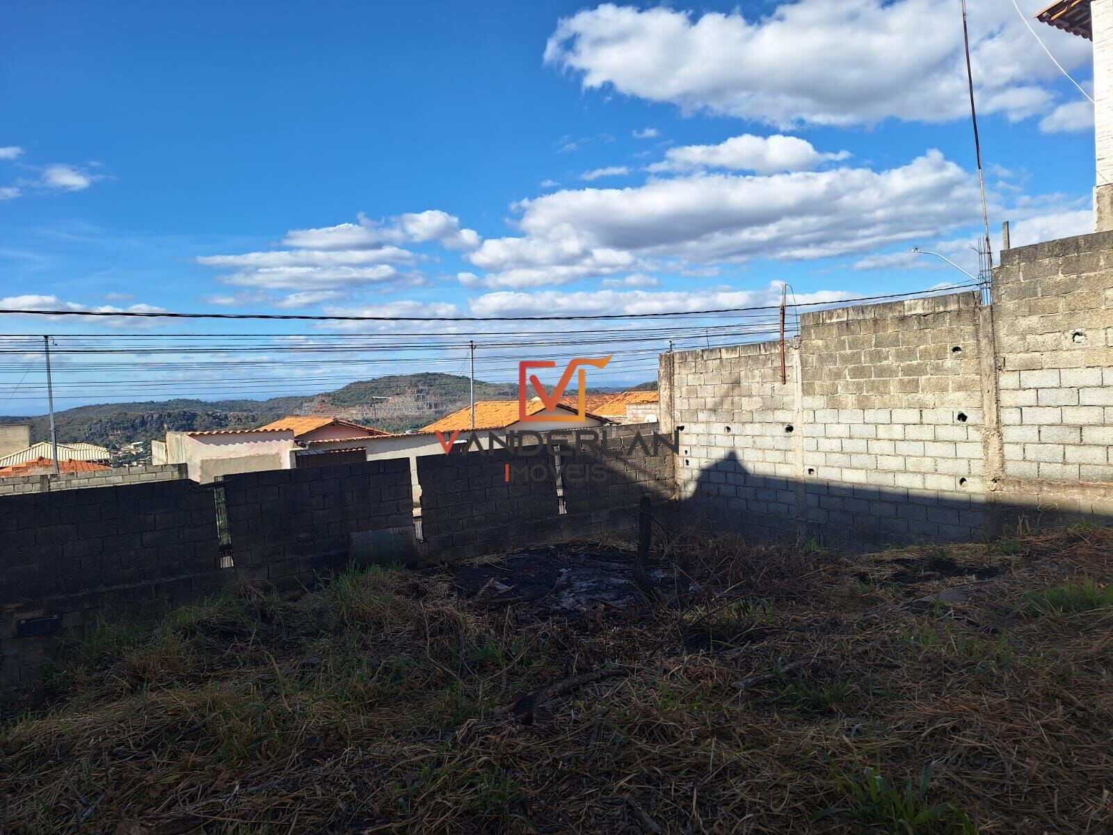 Lote murado com portão,  pronto para construir! - Vanderlan Imóveis