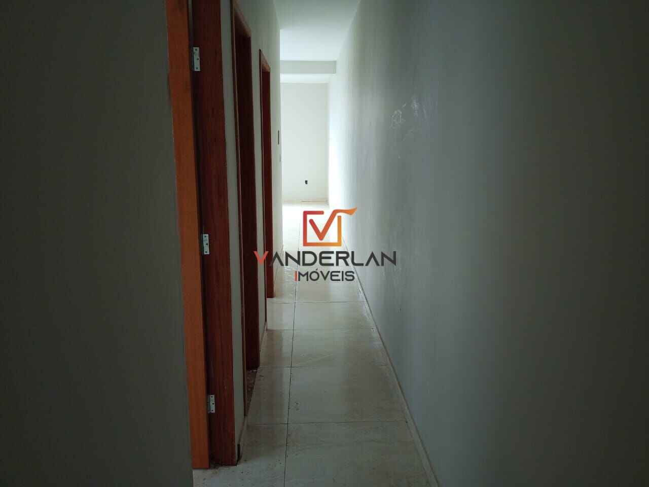 Casa três quartos com quintal - Vanderlan Imóveis