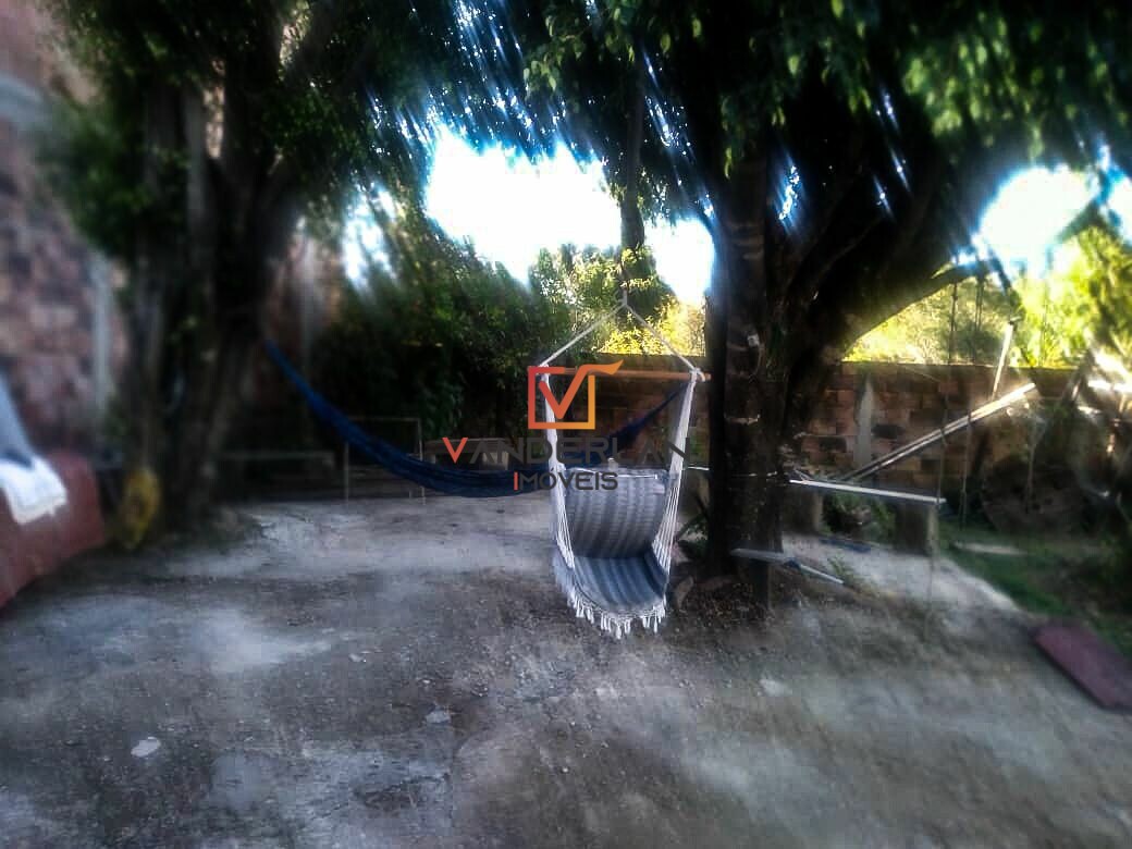 Casa com lindo quintal - Vanderlan Imóveis