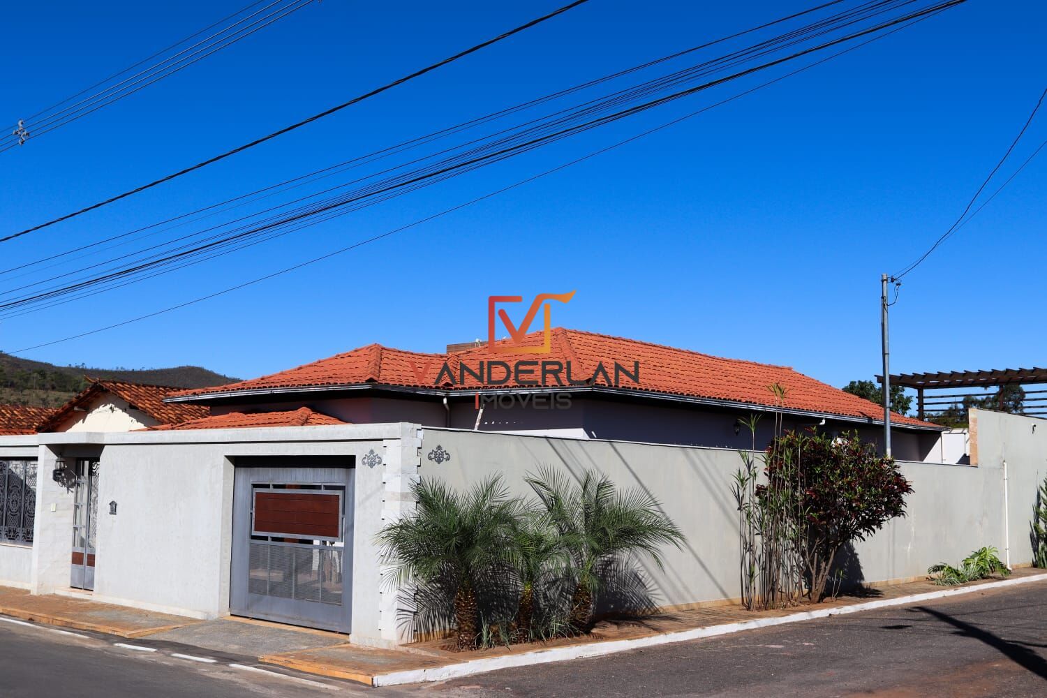 Casa três quartos com área goumert - Vanderlan Imóveis