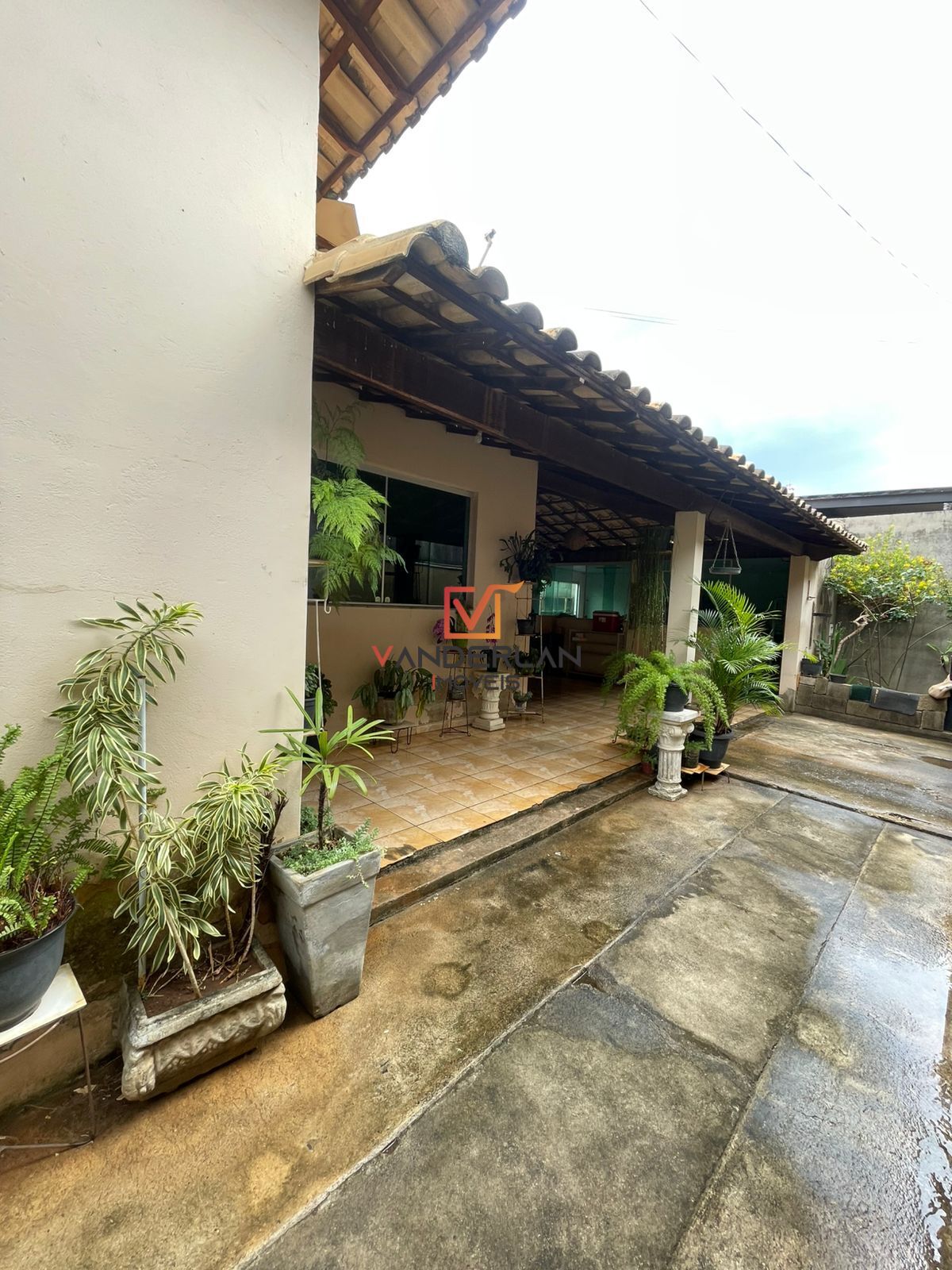 Casa Três Quartos com Quintal - Vanderlan Imóveis