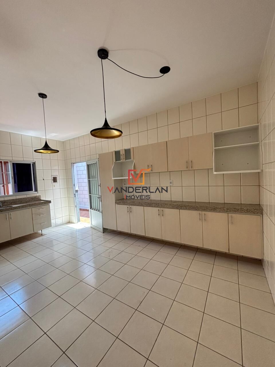 MARAVILHOSA CASA COM PISCINA, GRAMADO E CHURRASQUEIRA! - Vanderlan Imóveis