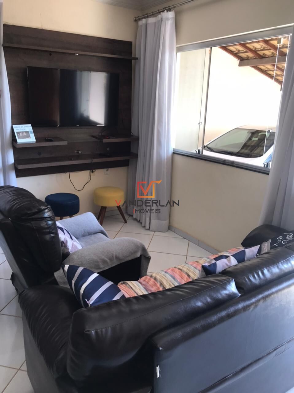 Casa três quartos com quintal - Vanderlan Imóveis