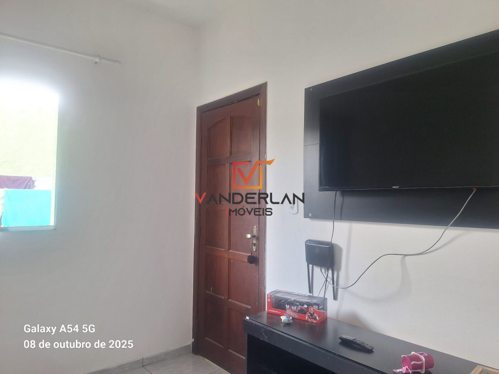 Casa dois quartos com área externa - Vanderlan Imóveis