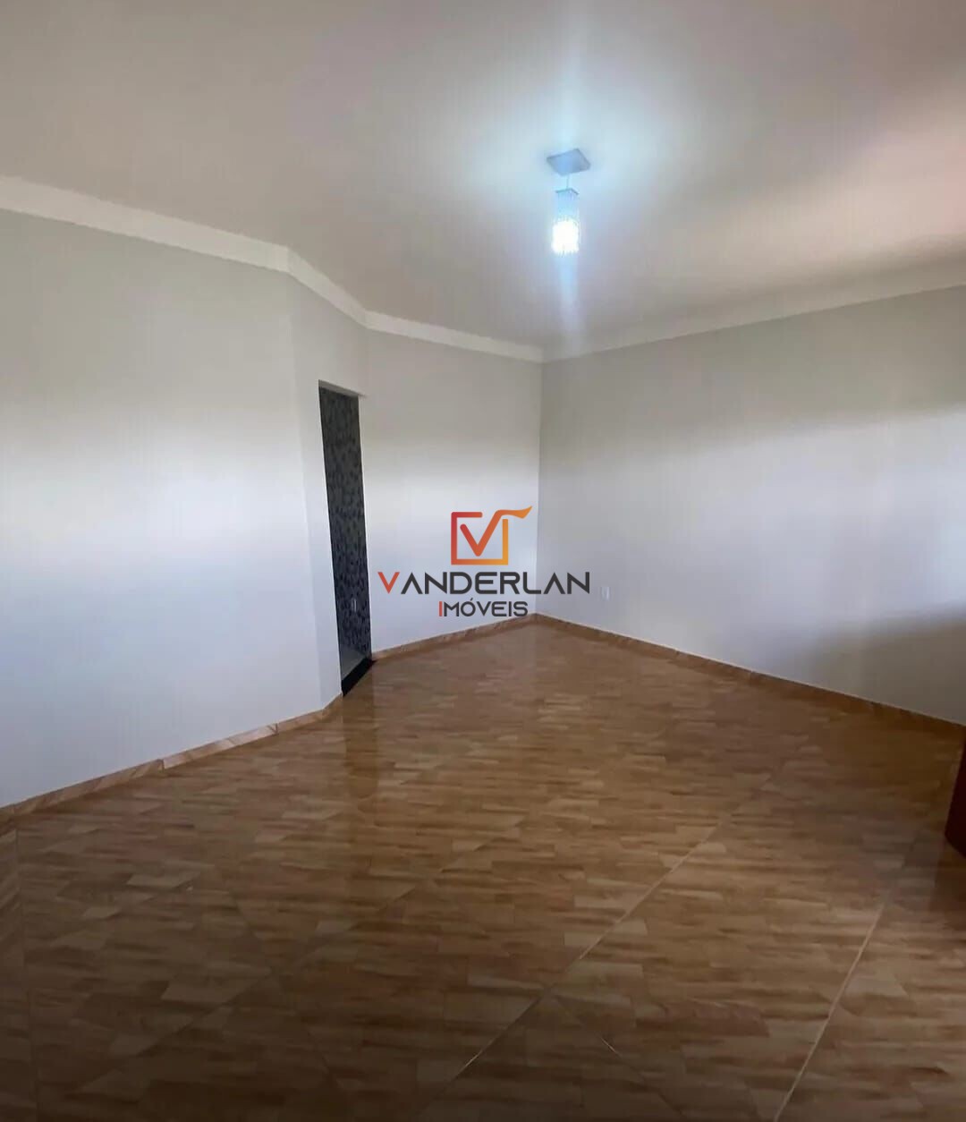 Casa de três quartos com quintal - Vanderlan Imóveis