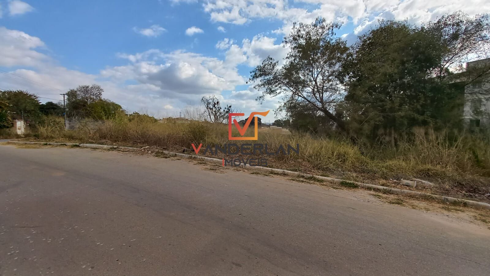 Excelente Lote - Vanderlan Imóveis