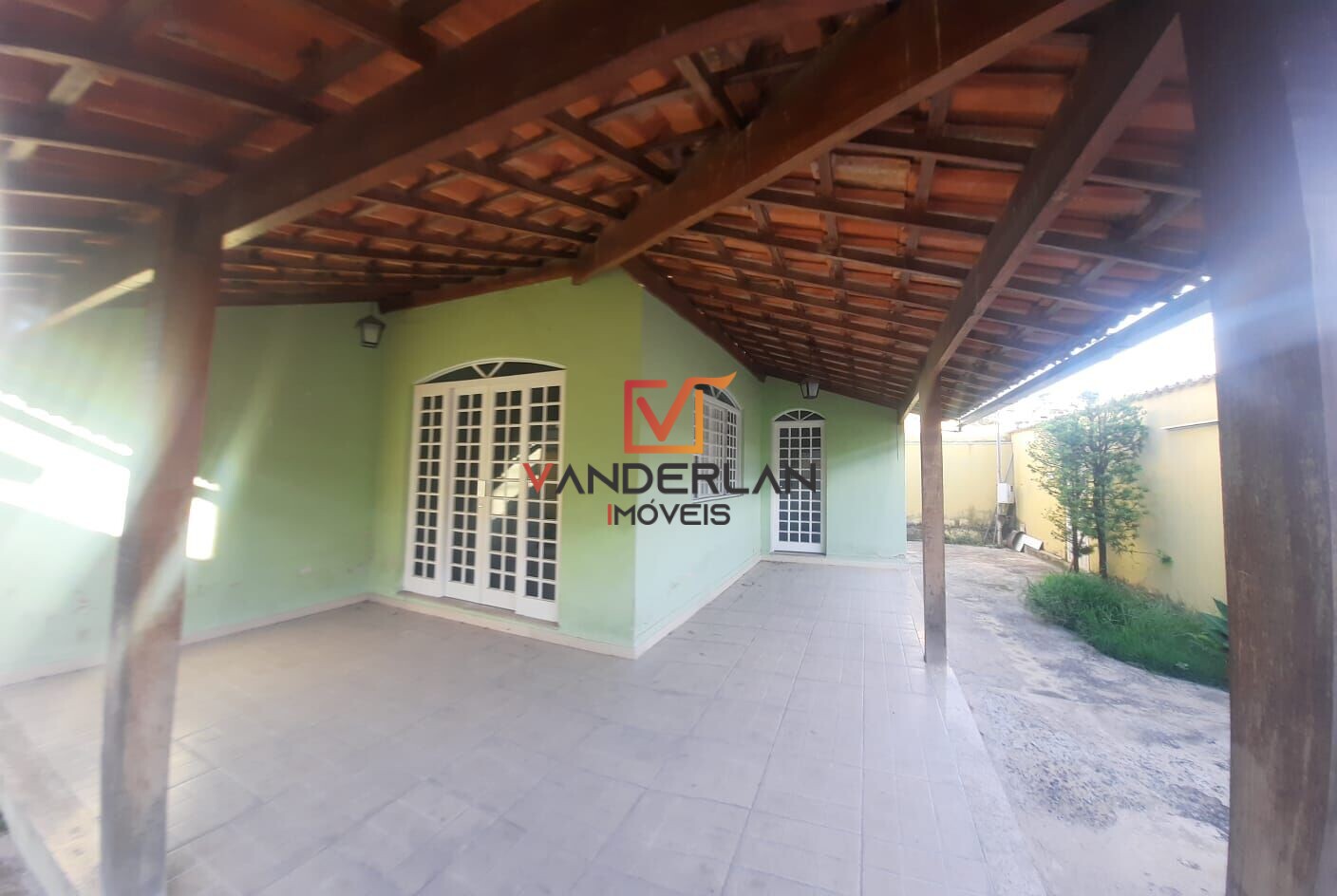 Casa três quartos - Vanderlan Imóveis
