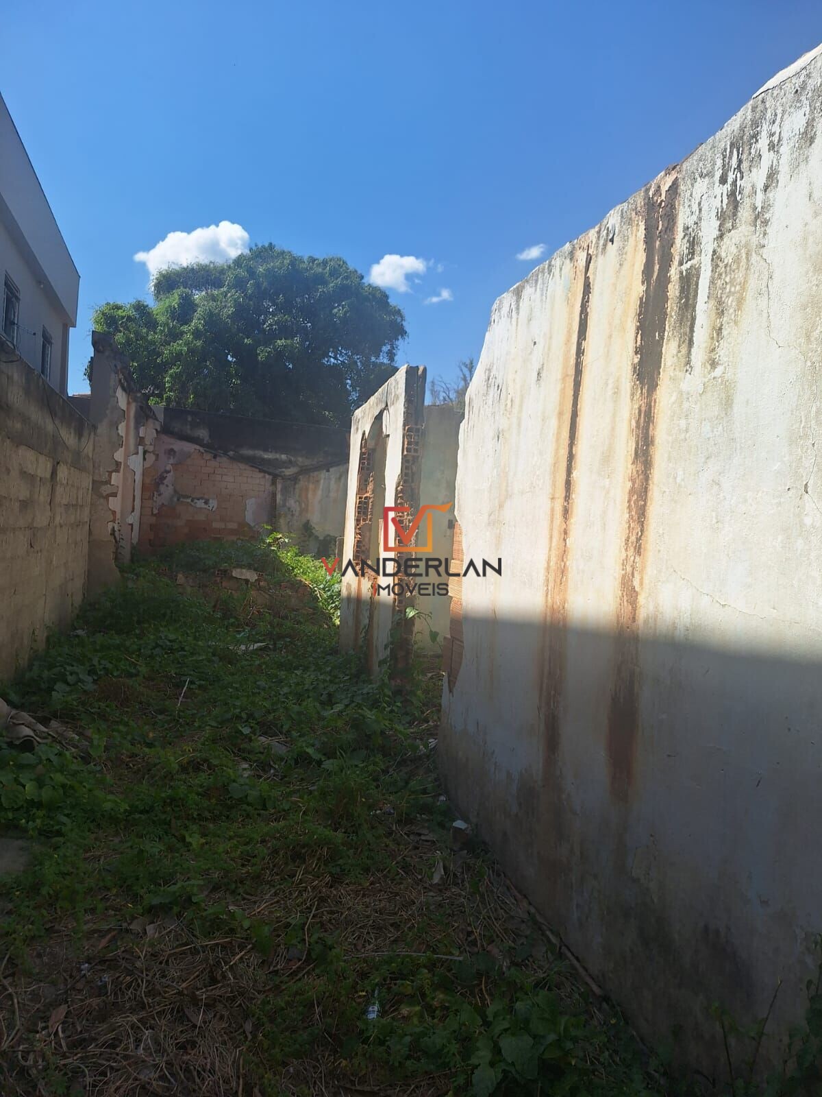 Lote murado no centro de Pedro Leopoldo - Vanderlan Imóveis