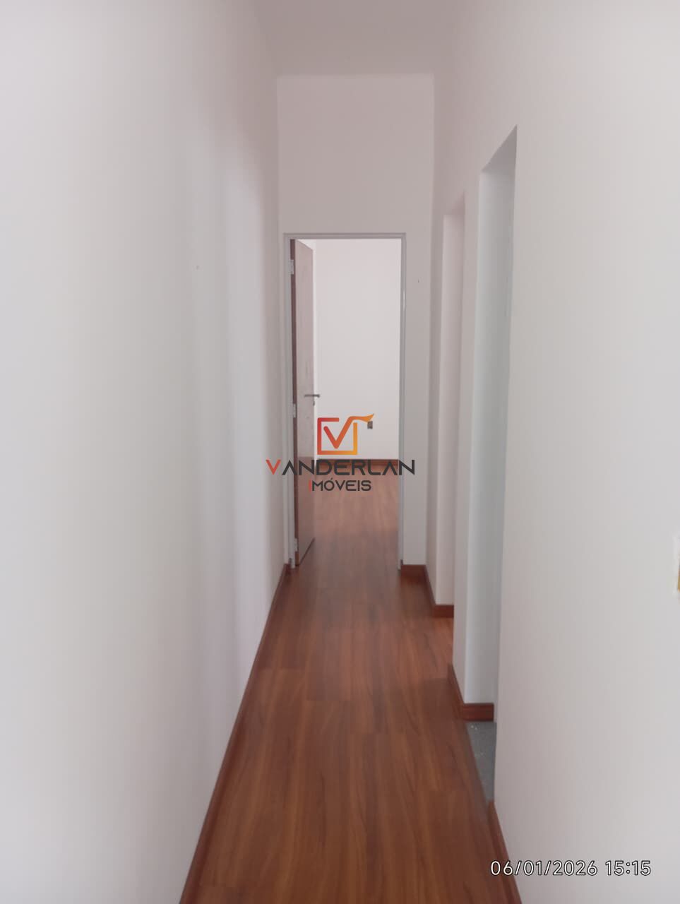 CASA DOIS QUARTOS COM ÁREA PRIVATIVA - Vanderlan Imóveis