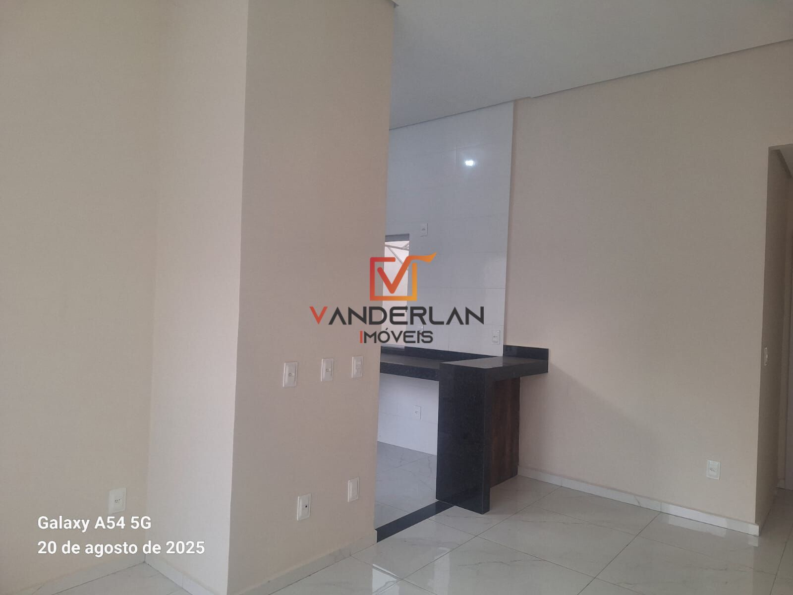 Casa individual nova com três quartos e quintal - Vanderlan Imóveis