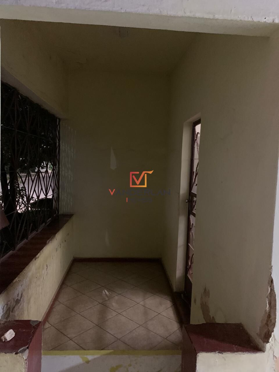 Casa três quartos com quintal - Vanderlan Imóveis