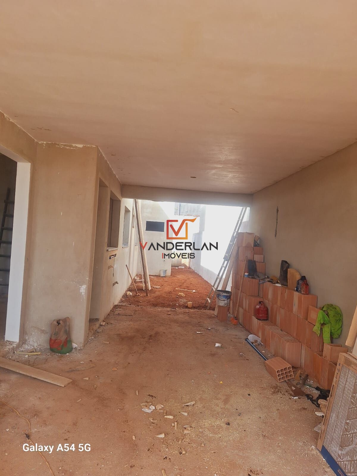 Casa três quartos com quintal - Vanderlan Imóveis