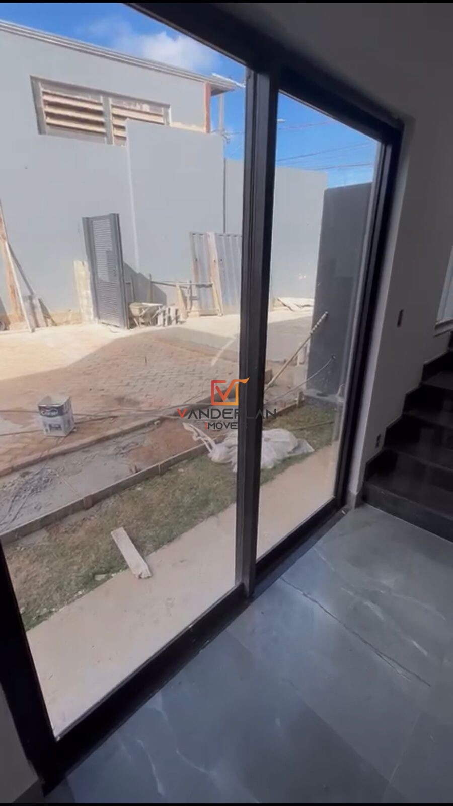 Casa em Condomínio com área externa privativa - Vanderlan Imóveis