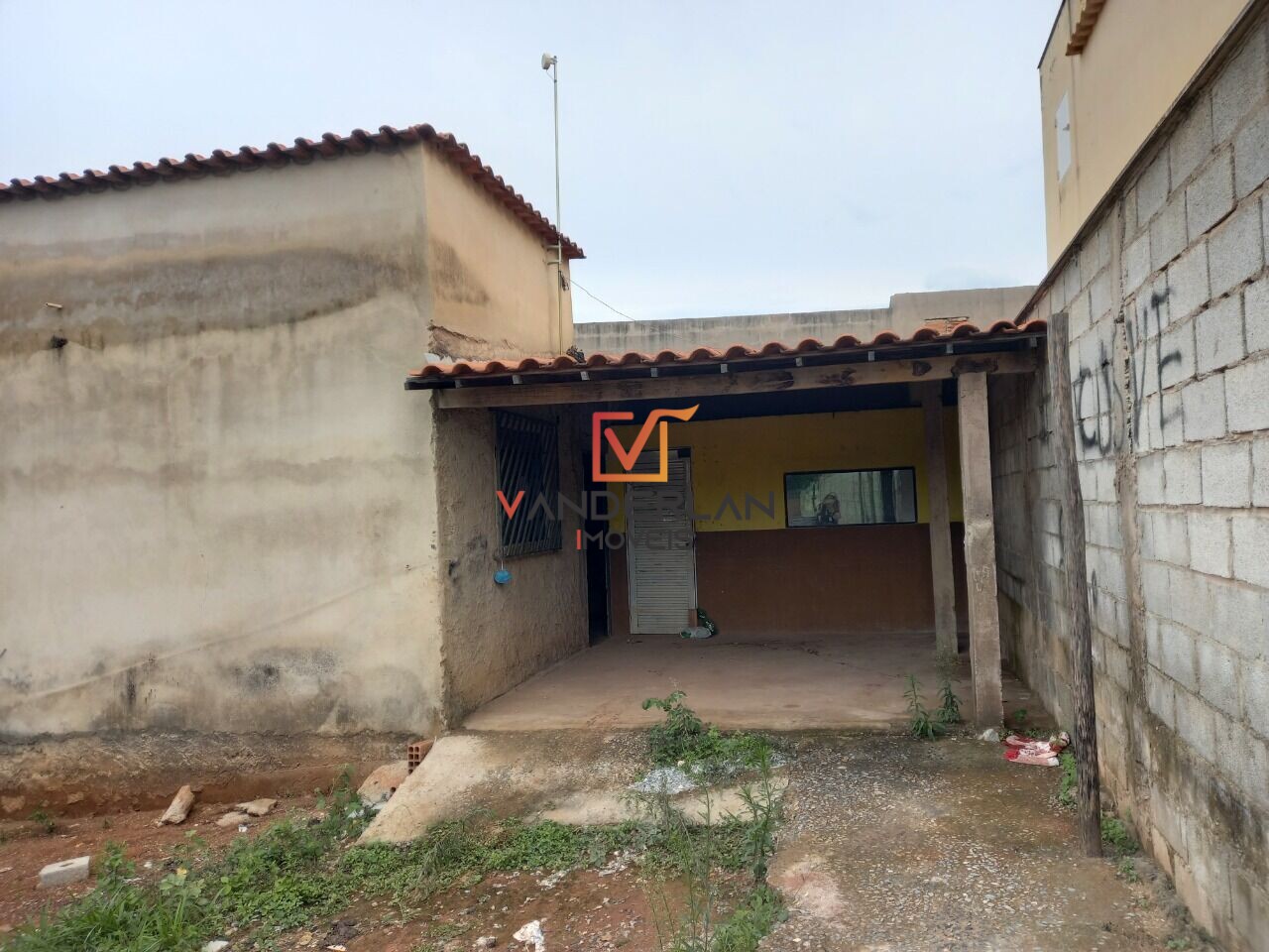 Lote com casa construída - Vanderlan Imóveis