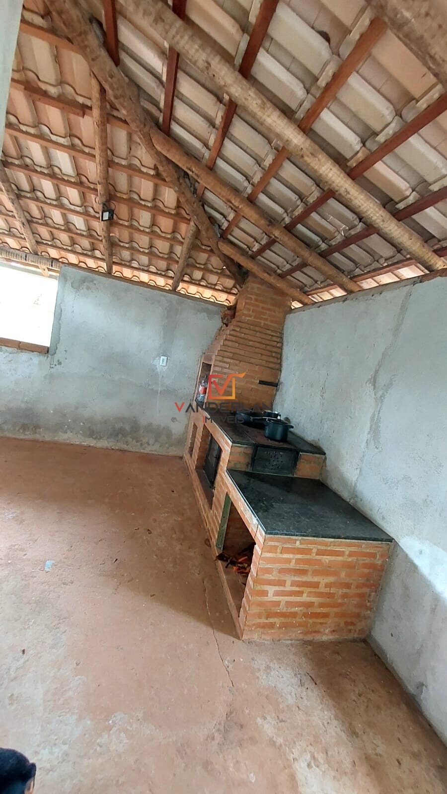 Sítio com piscina em condomínio - Vanderlan Imóveis