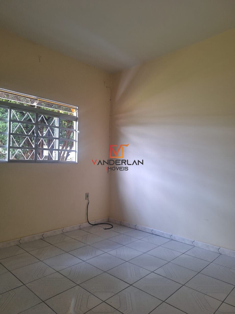 Casa três quartos com barracão - Vanderlan Imóveis