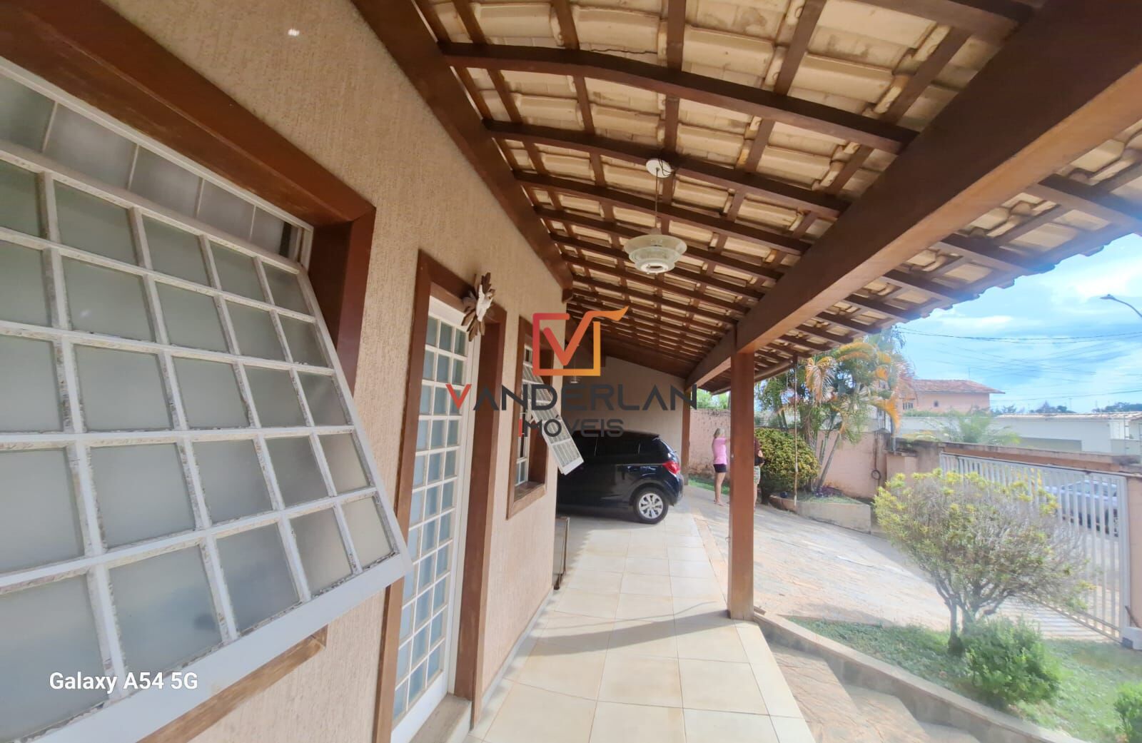 Casa quatro quartos com piscina - Vanderlan Imóveis