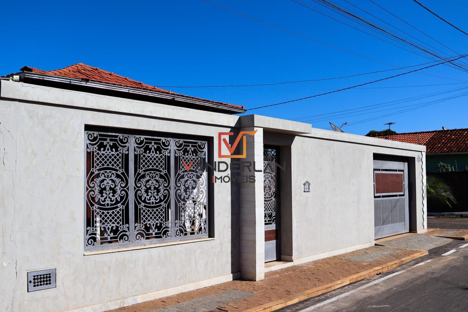 Casa três quartos com área goumert - Vanderlan Imóveis