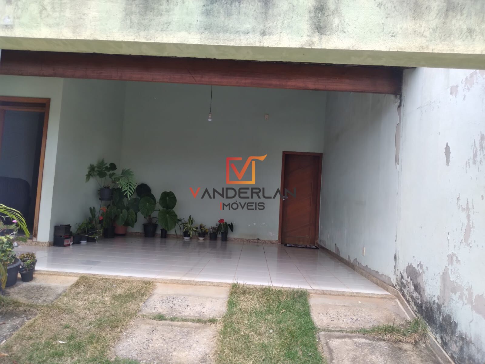 Casa três quartos com quintal - Vanderlan Imóveis