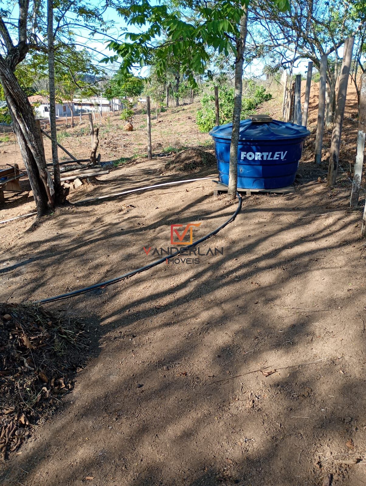 Terreno com água nos fundos - Vanderlan Imóveis