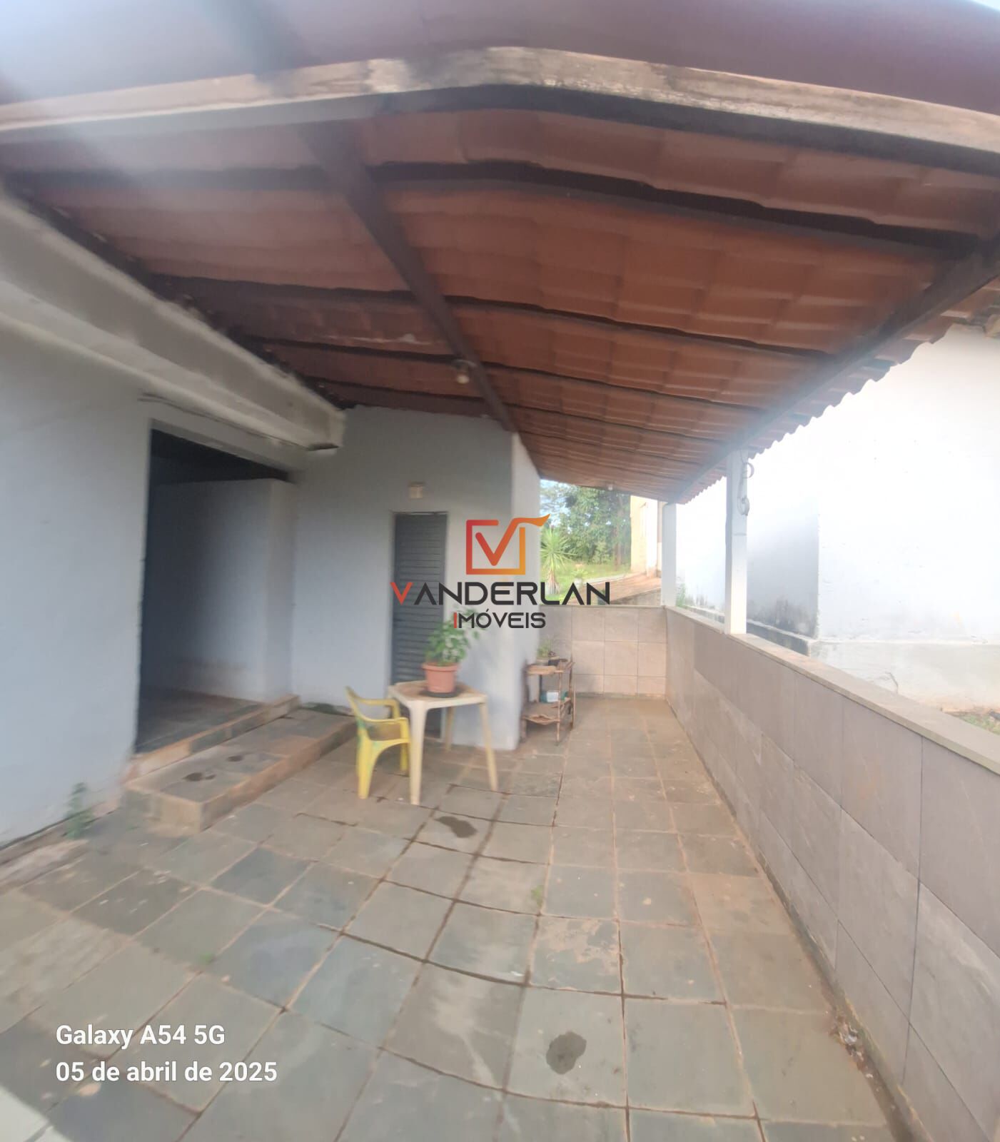 Casa três quartos com quintal e sauna - Vanderlan Imóveis