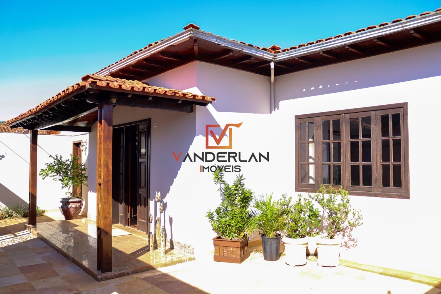 Casa três quartos com área goumert - Vanderlan Imóveis